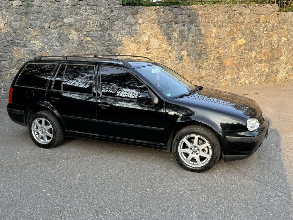 Volkswagen Golf 4 • Універсал • 1999 • 1.4 бензин • Чорний