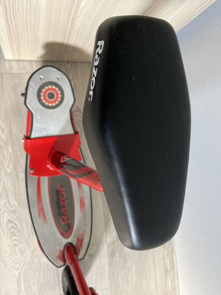 Hulajnoga elektryczna, skuter razor e100s