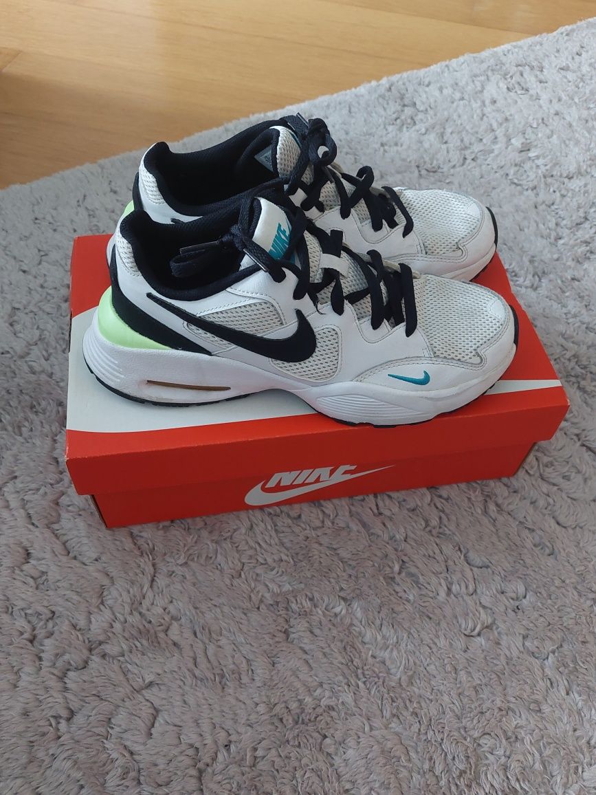 Tenis Nike brancos tamanho 39