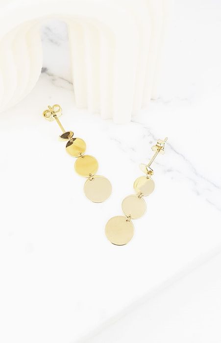 Złote kolczyki na sztyfcie