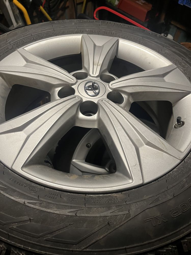 Оригінальні Toyota диски та Nokian резина 215/60/17 C-HR 5x114.3