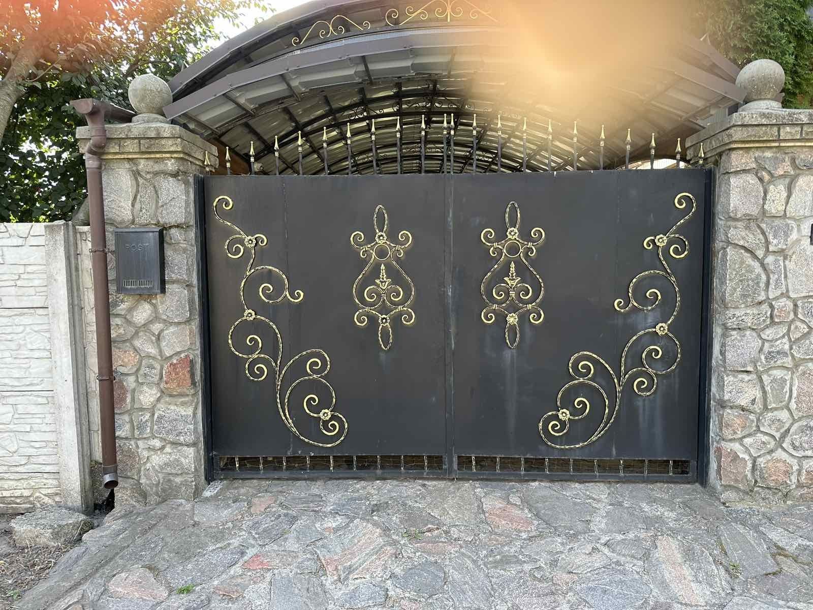 Ворота металлические  с элементами ковки.