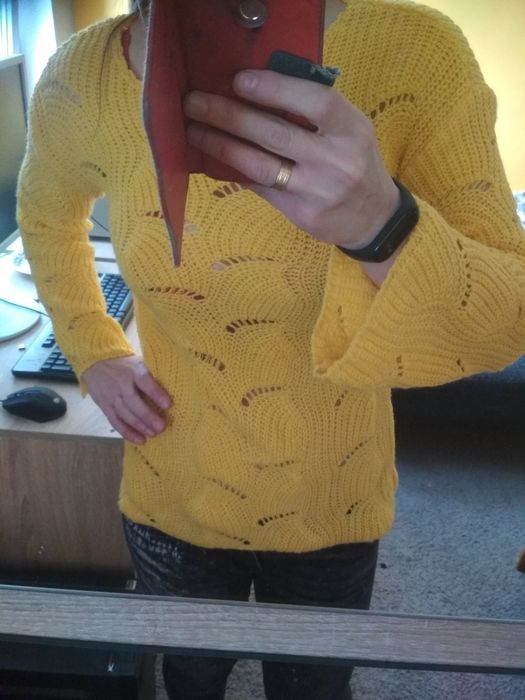 Sweter żółty z szerokimi rękawami