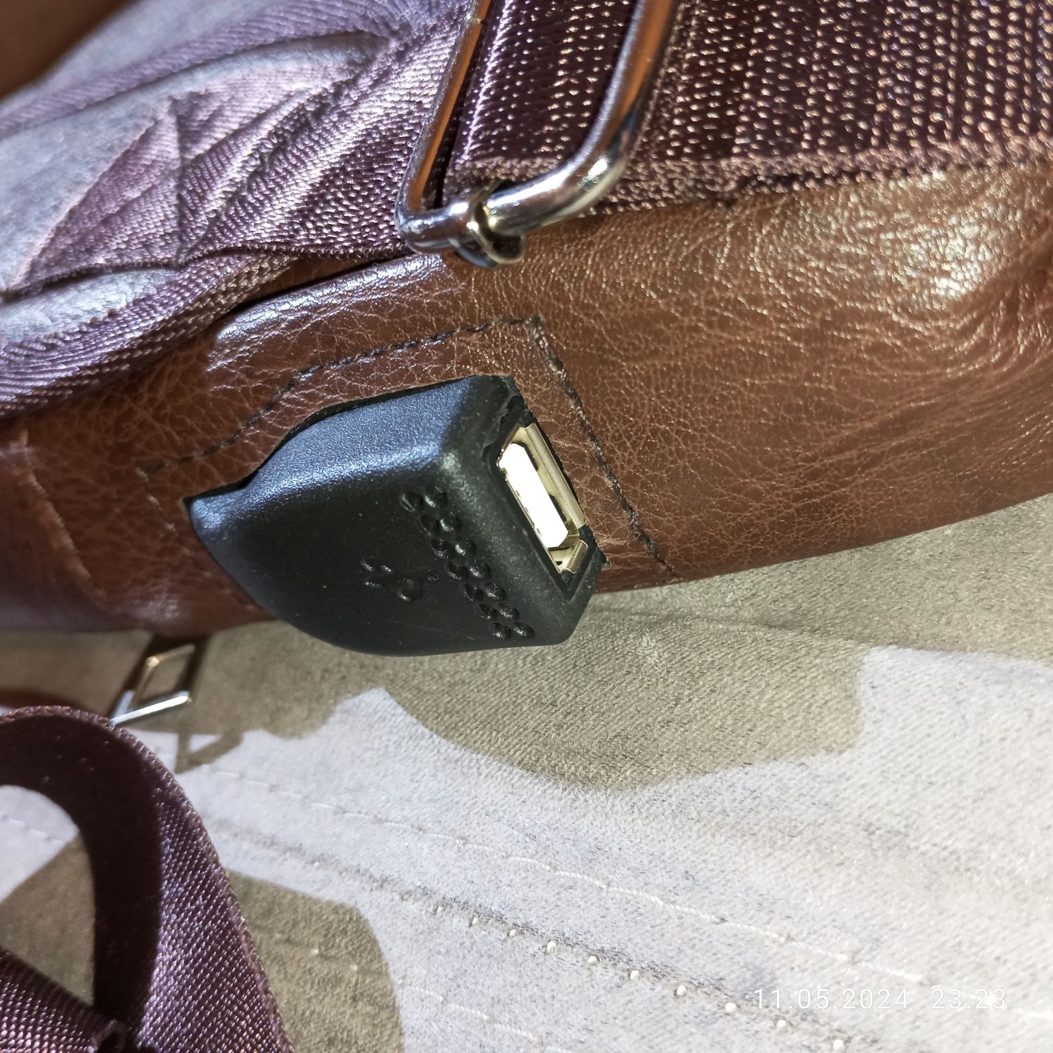 Plecak skórzany z USB i wyjściem słuchawkowym