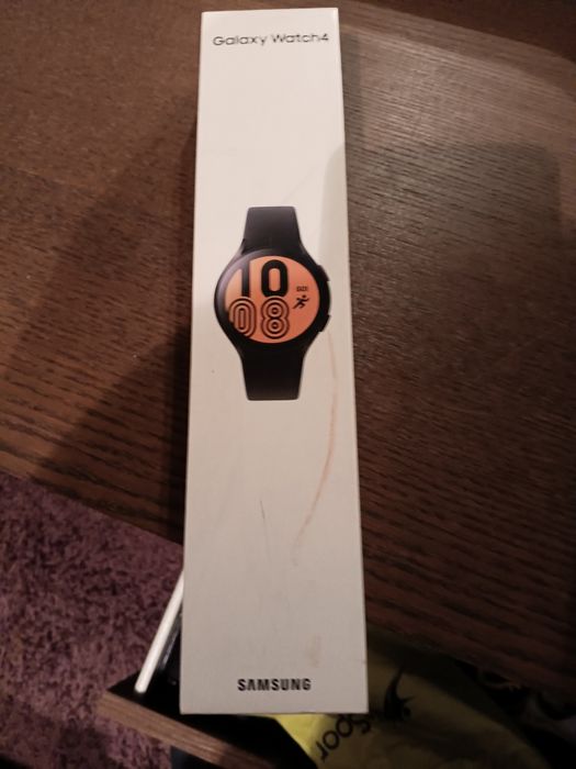 Smartwatch Galaxy Watch 4 z ładowarką.