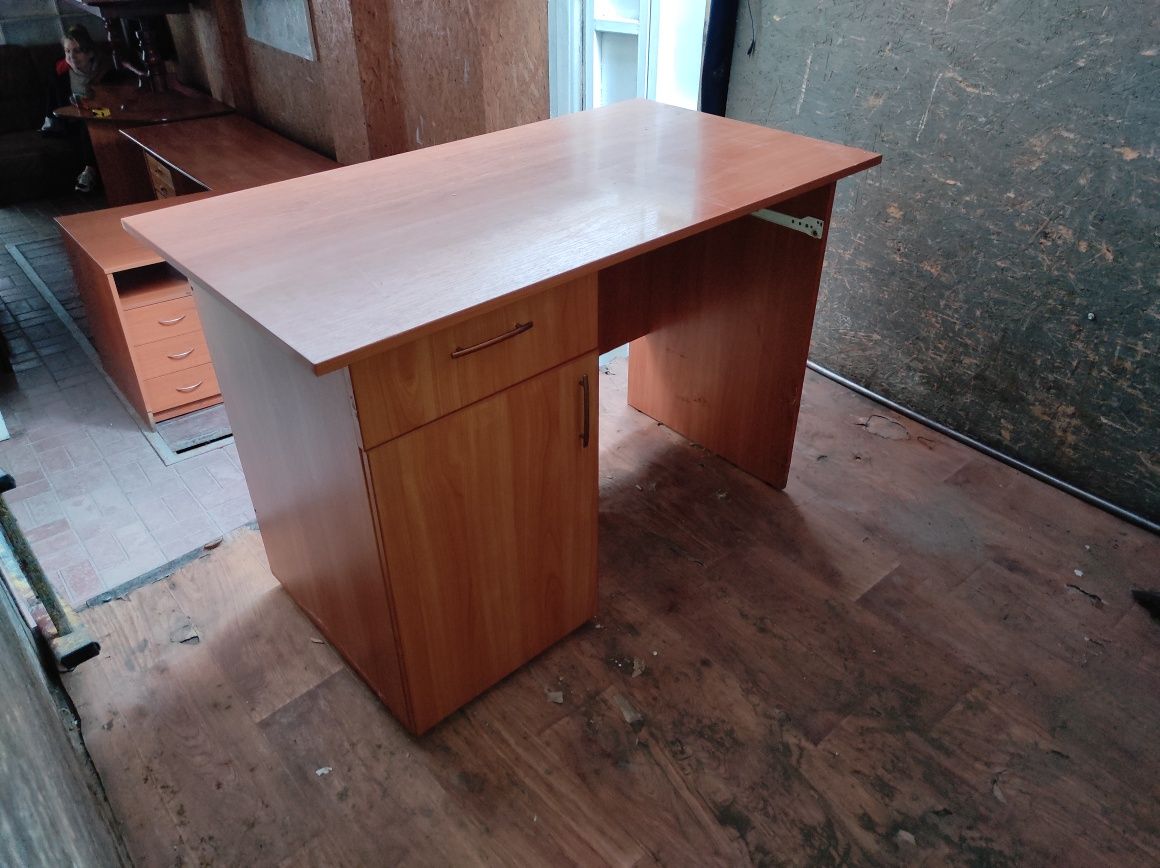 Продам рабочий стол (Д 111 х Ш 61 х В 76)