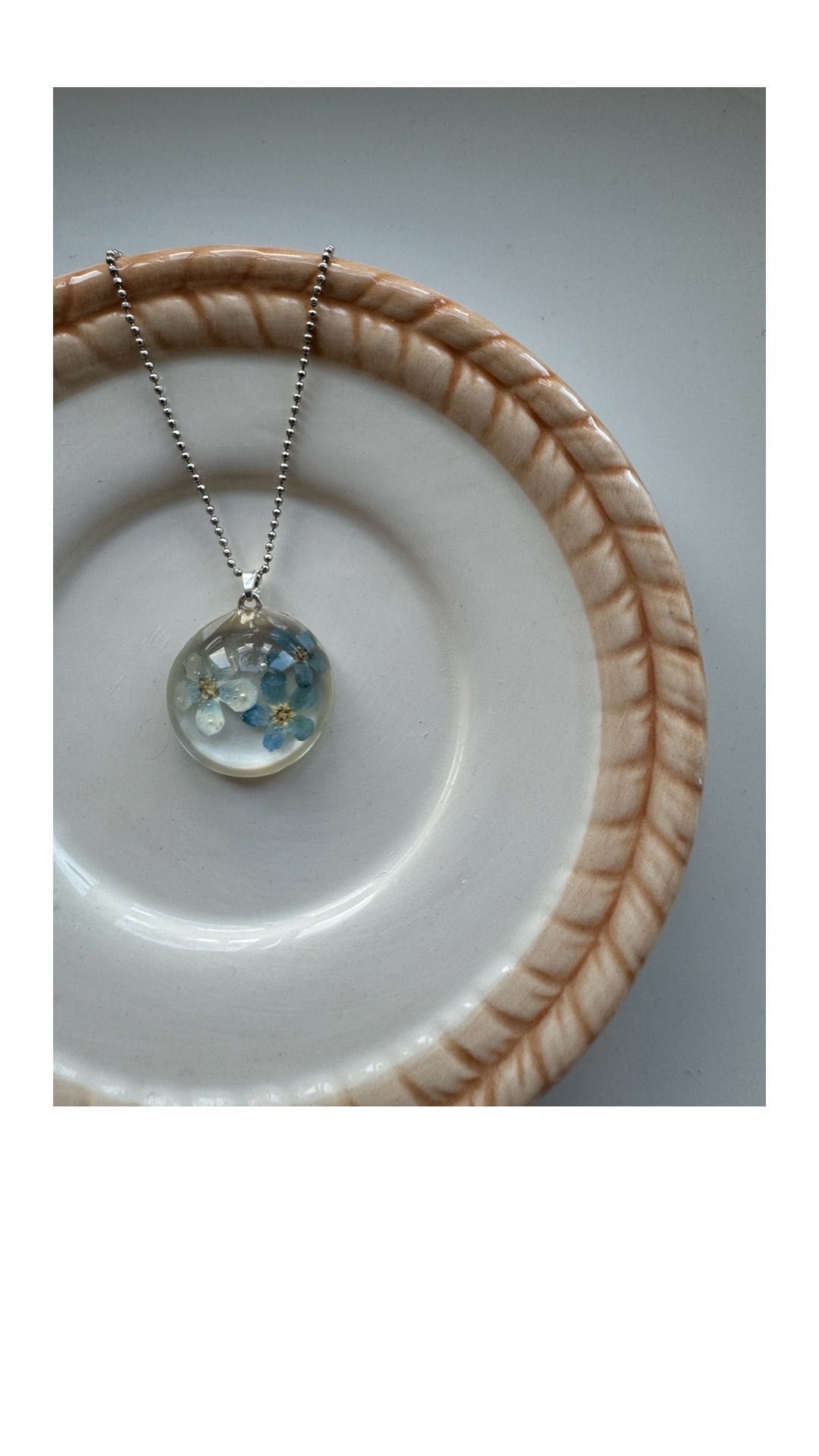 Zawieszka „ne m’ounliez pas” biżuteria handmade żywica srebro