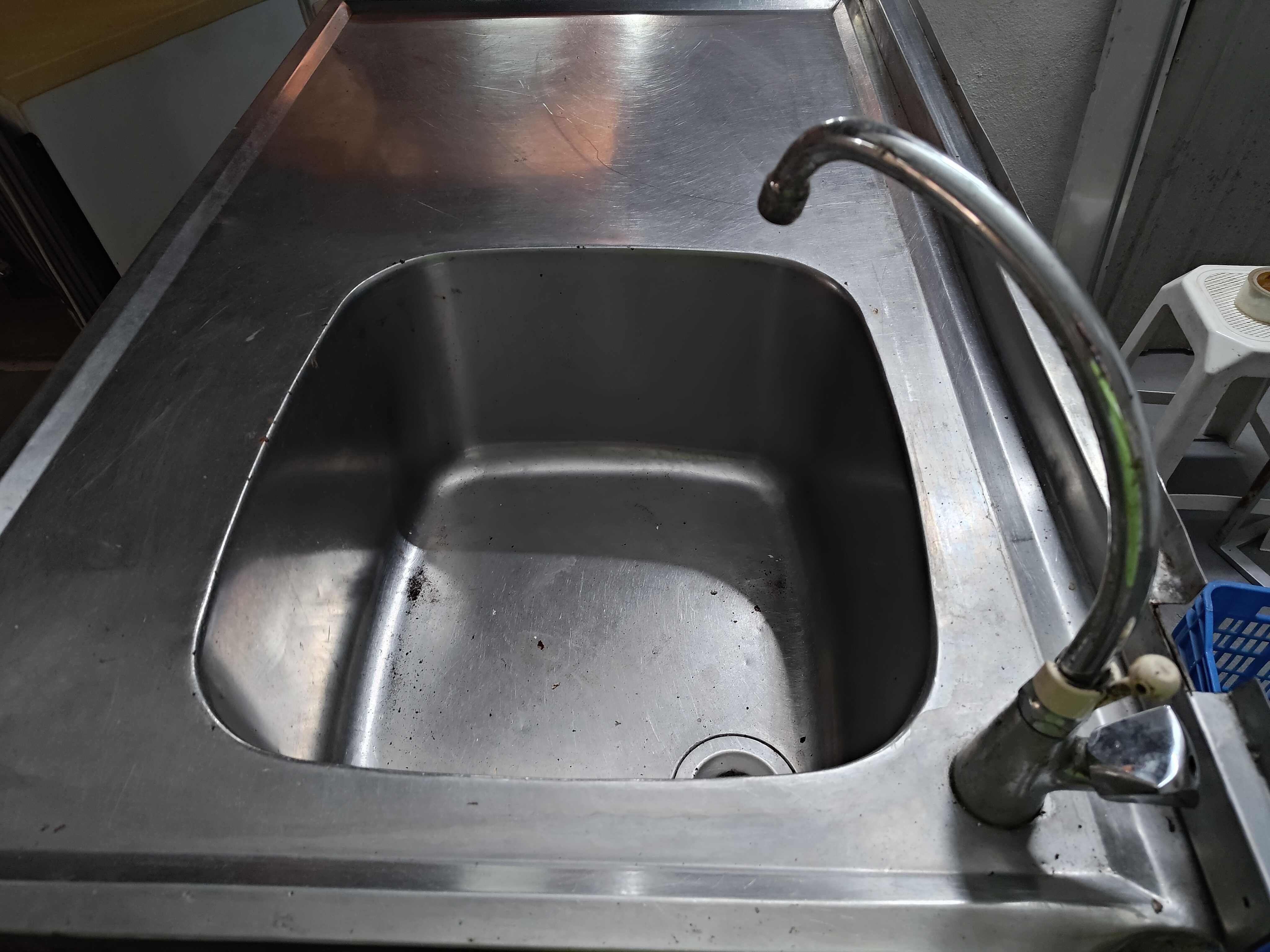 Movel de Inox com lava loiça com torneira