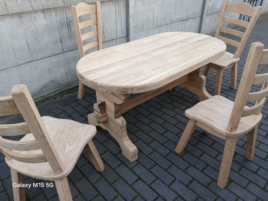 Sprzedam stół dębowy plus 4 krzesła
