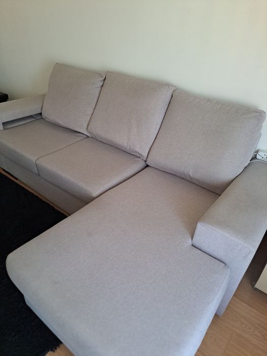Sofá com chaise longue reversível,  e dois puffs