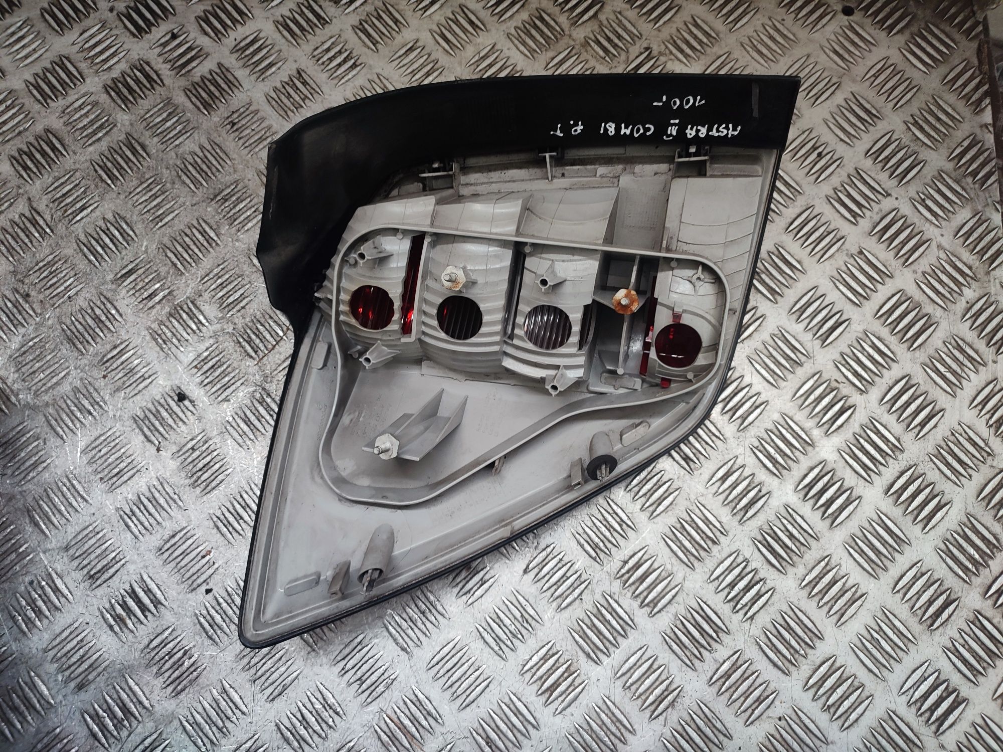 Opel Astra III H kombi lampa prawy tył tylna