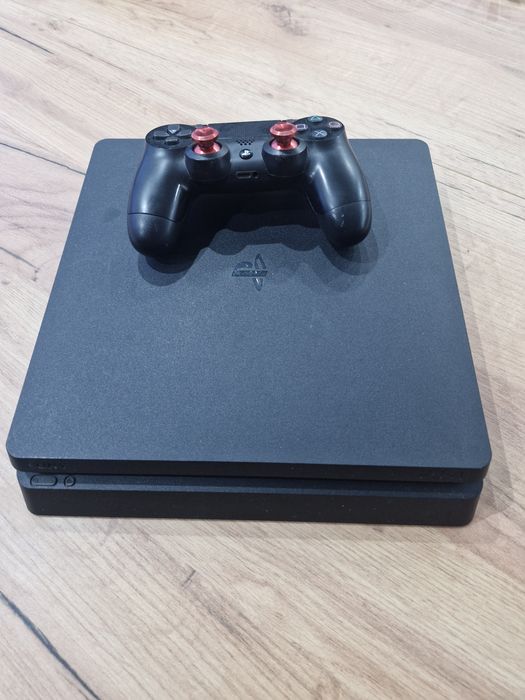 Konsola Ps4 slim 1TB. + gra