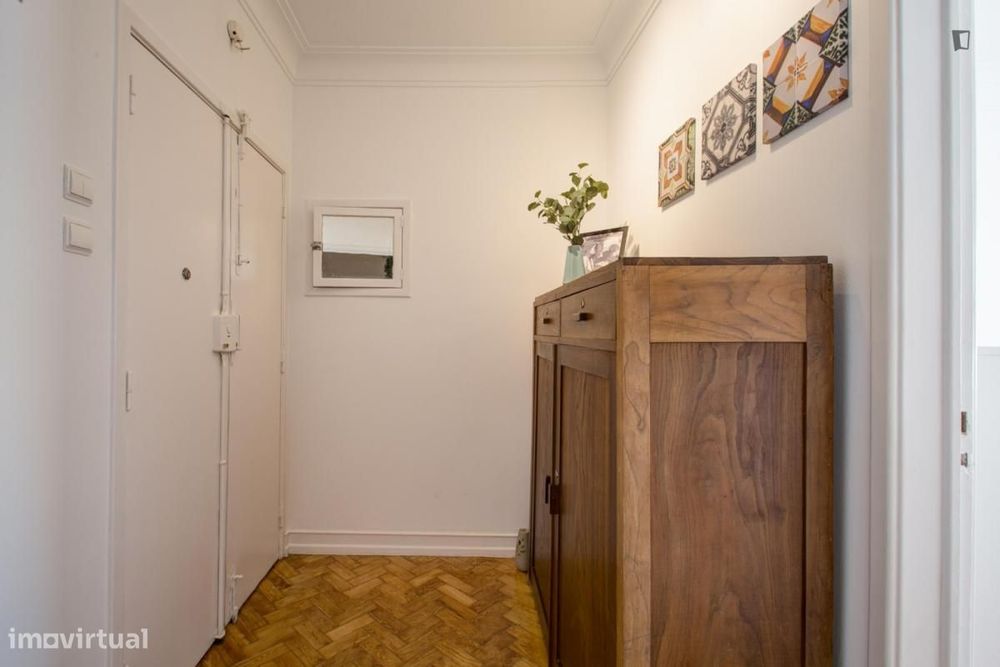 Quarto - localizado em São Sebastião Lisbon