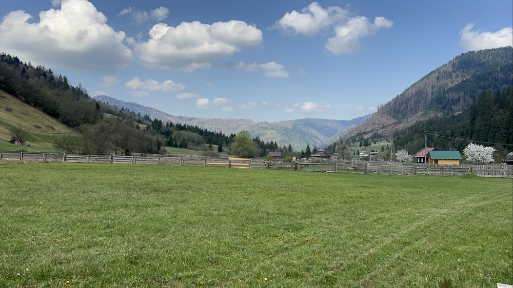 Земля в Карпатах у горах