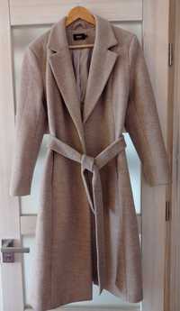 Демісезонне жіноче пальто на запах з поясом