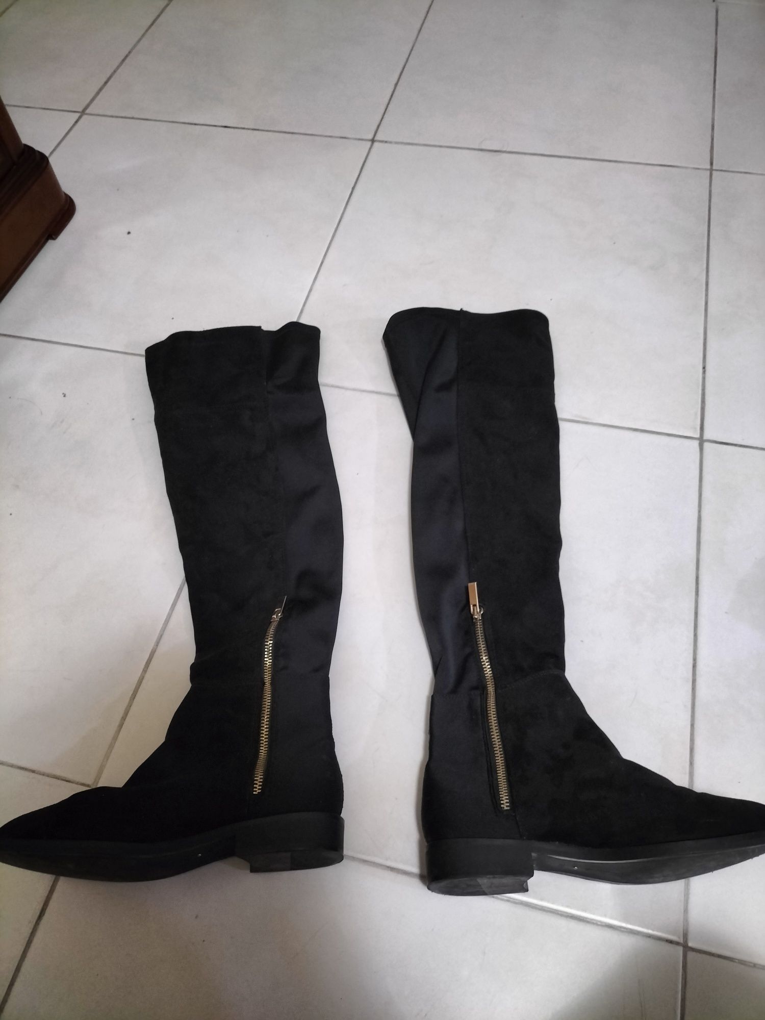 Vendo botas em veludo