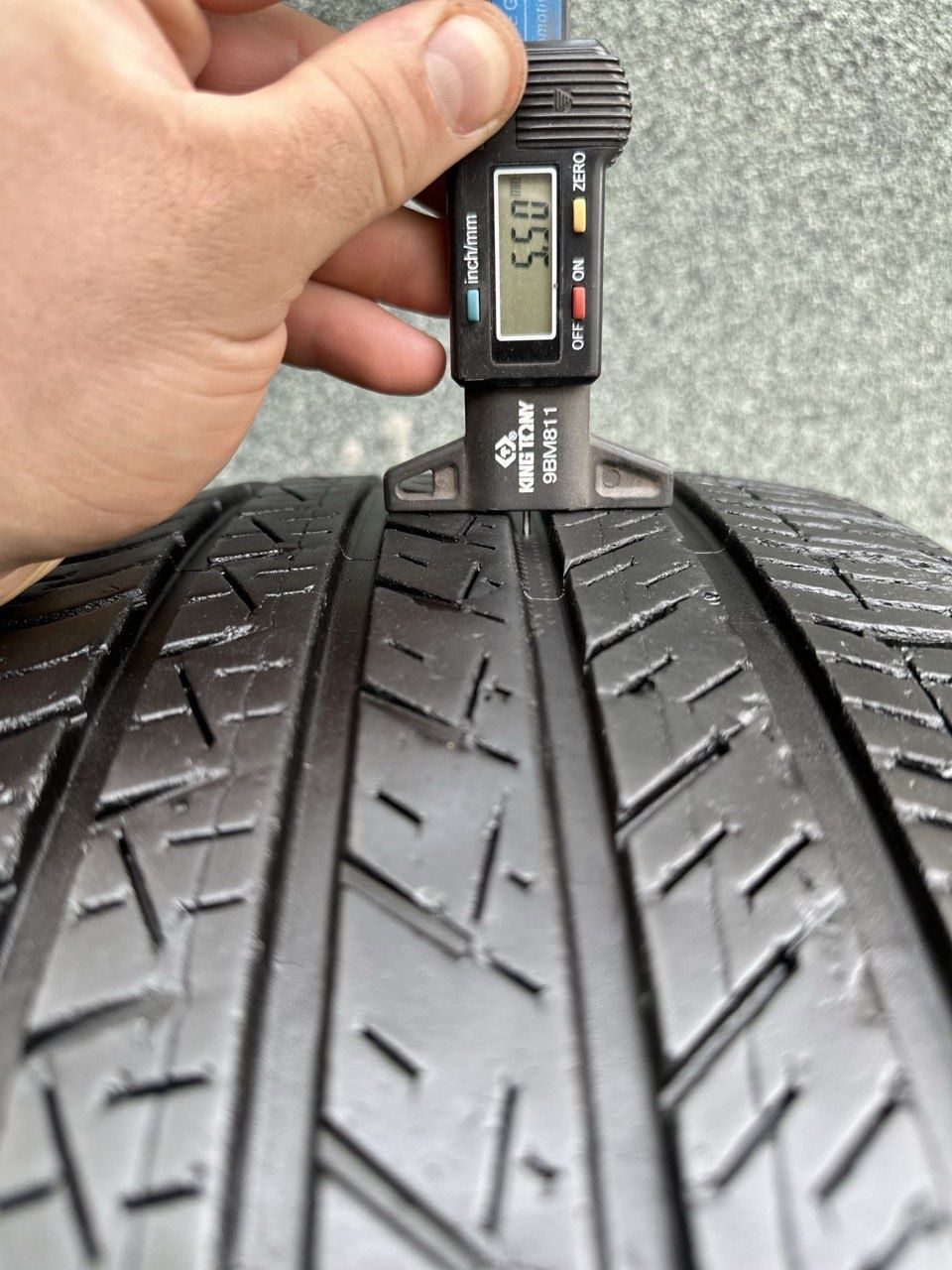 Продам комплект всесезонных шин 235/40 19 Dunlop