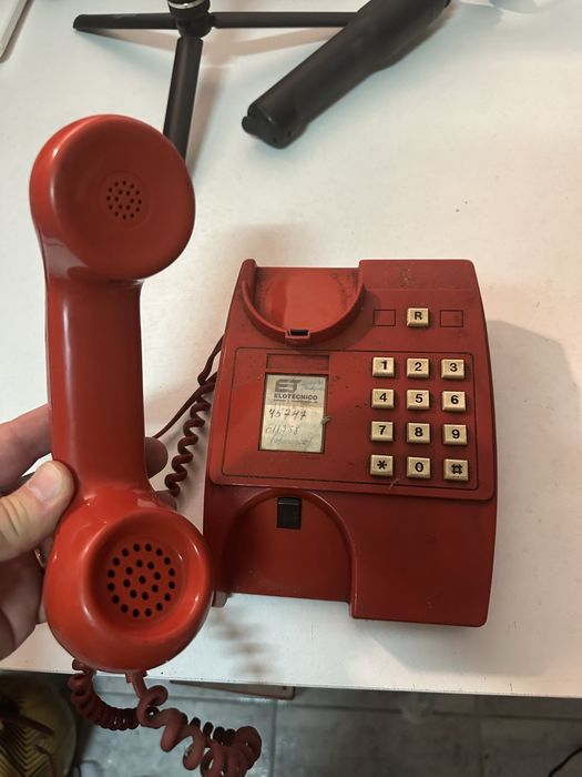 Telefone analógico vermelho
