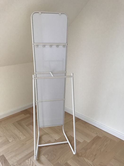 Duże białe metalowe lustro stojące IKEA Knapper, minimalistyczne