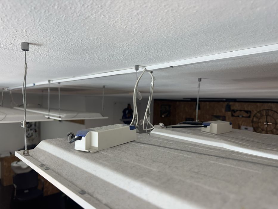 Paineis de iluminação Led  com cabos de suspensao e transformadores
