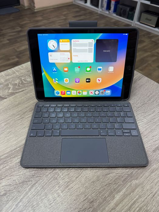 Клавіатура чохол з підсвіткою Logitech Combo Touch  Ipad 10.2" 2021