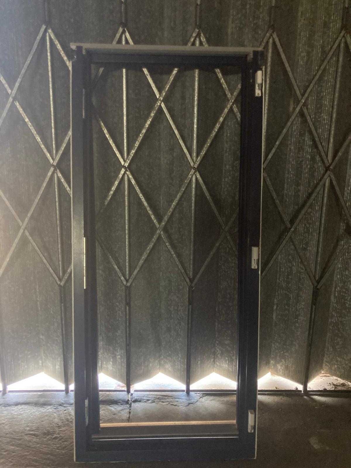 Portas pvc com aro azul escuro