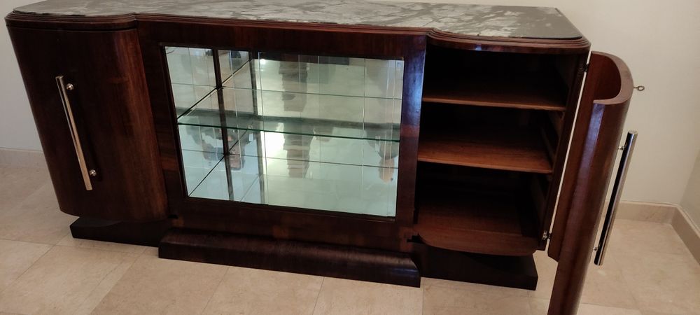 Móvel em madeira com balcão em mármore.