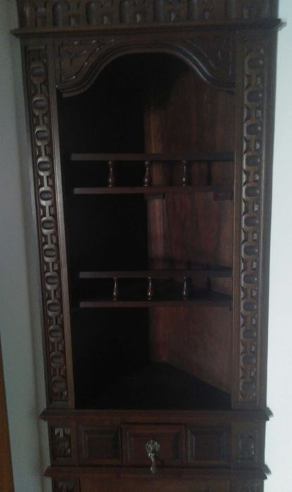 Movel de canto com três parteleiras