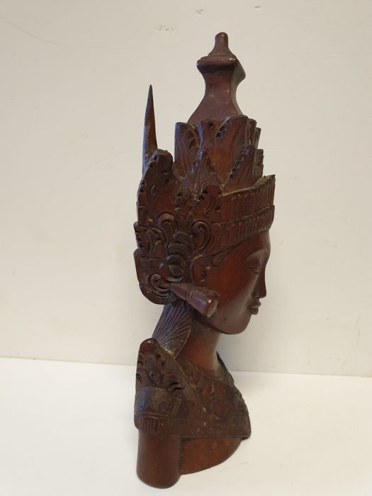 Antiga escultura de Deusa balinesa em madeira exótica