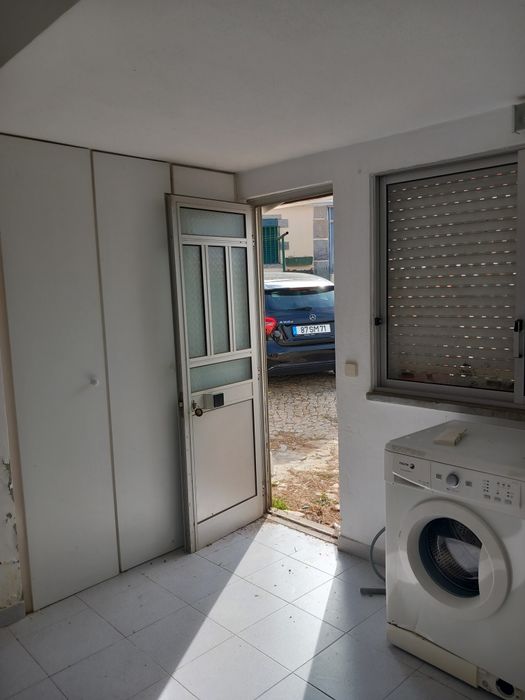 Móveis de quarto, sofás e máquina de lavar roupa.