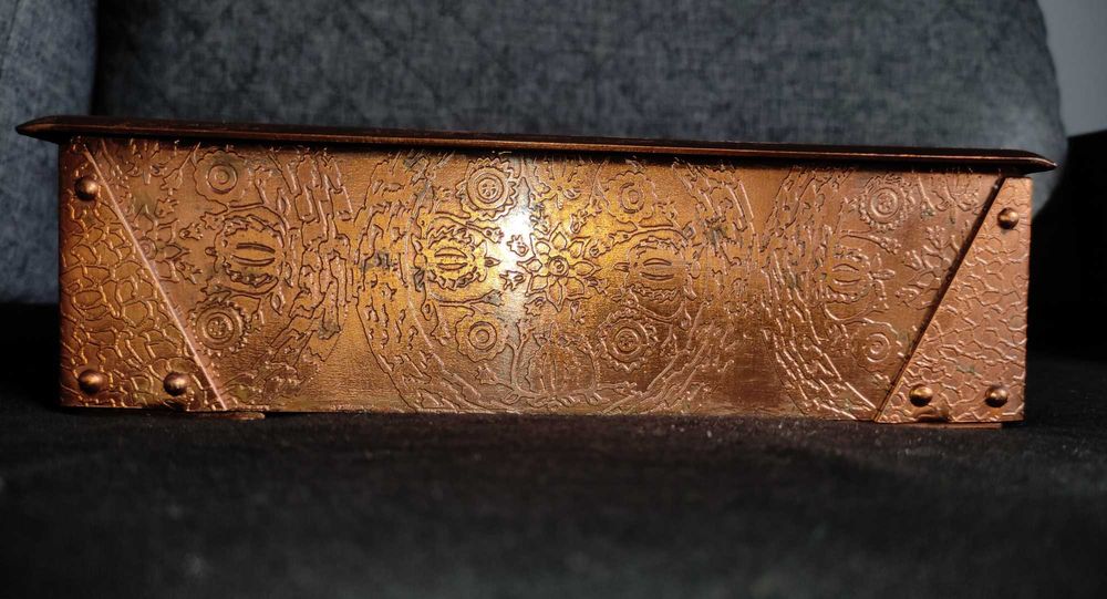 Zdobiona szkatuła mosiężna
