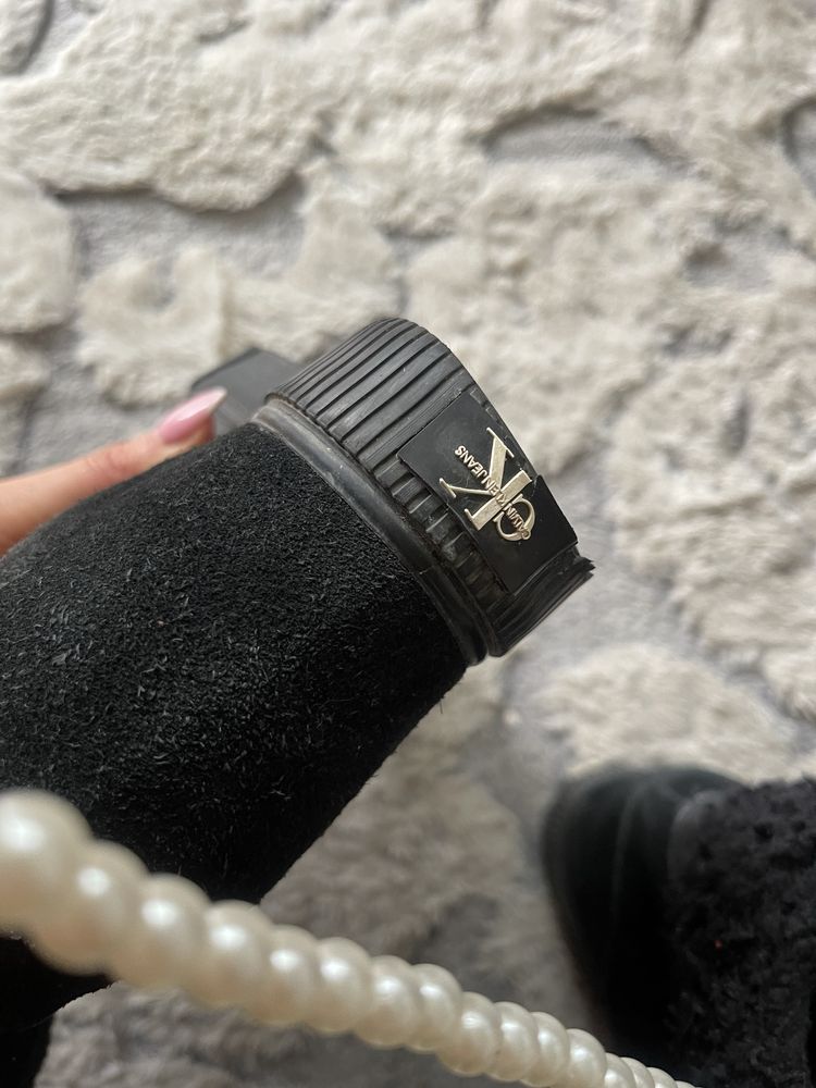 Botki na koturnie skora zamsz calvin Klein 40