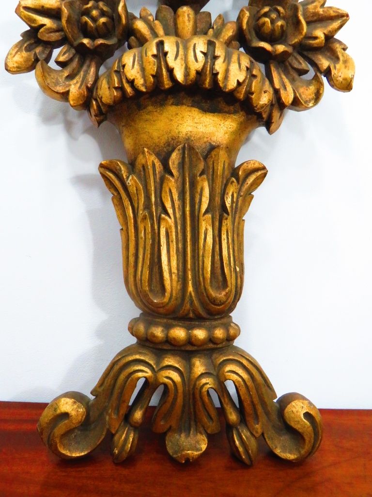 Escultura em madeira, vaso com flores.