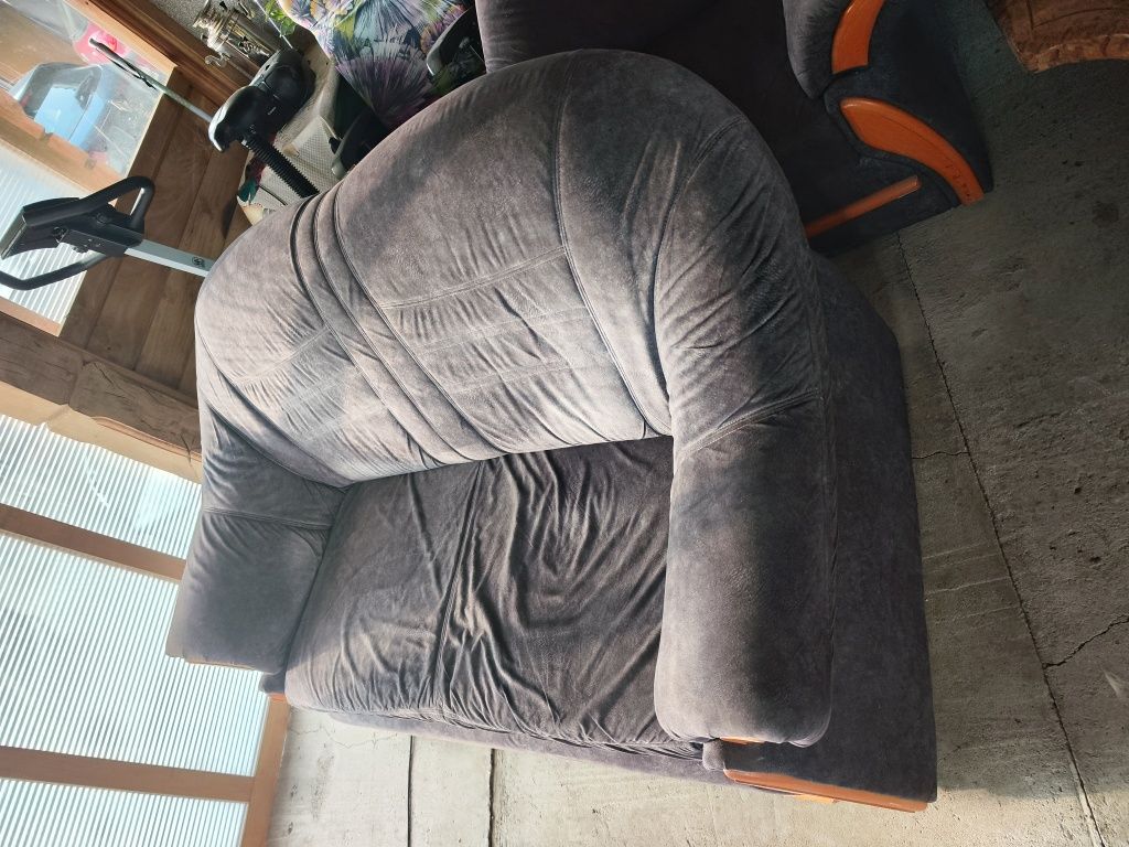 Sofa rozkładana plus dwa fotele
