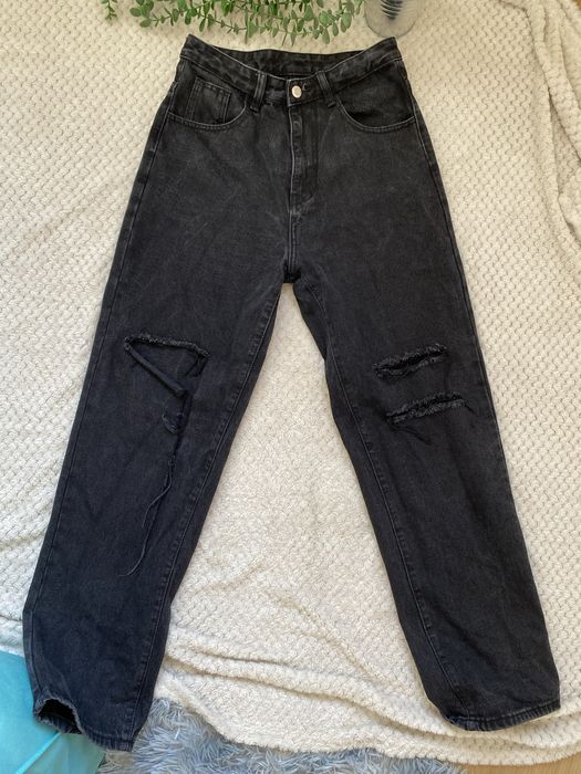 czarne spodnie z dziurami