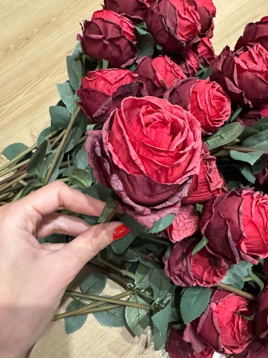 Bukiet czerwonych róż prezentuje się bardzo naturalnie