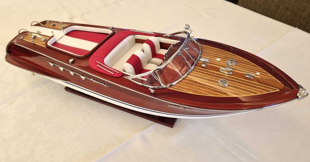 Lancha Clássica em Miniatura: Maquete em Madeira Riva Aquarama