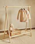 Cabide infantil de madeira com barra e prateleira.