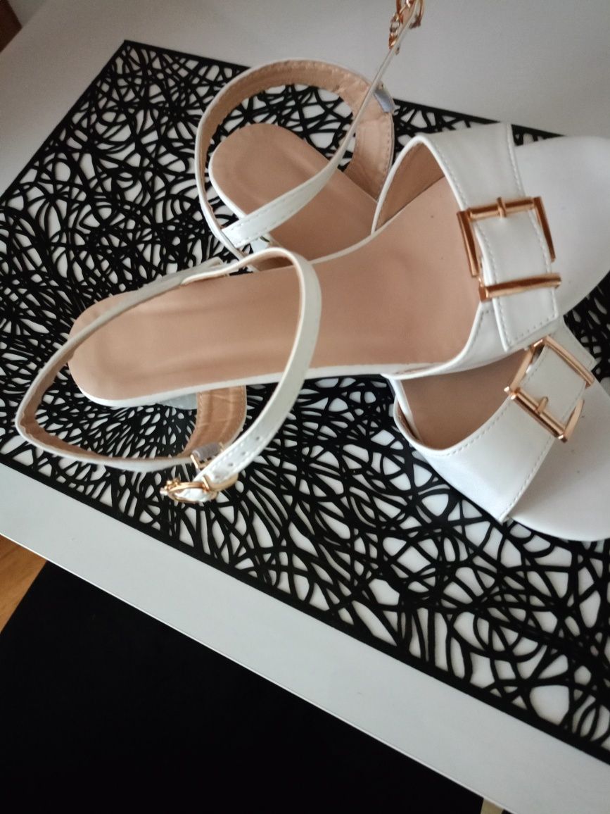 Sprzedam eleganckie buty na szerszą stopę rozmiar 40