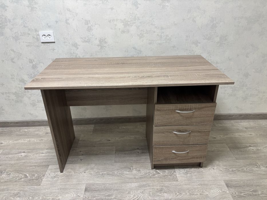 Стол офисный в хорошом состояние