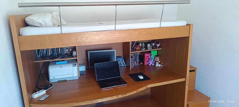 Cama com secretária em Madeira ( Oportunidade)
