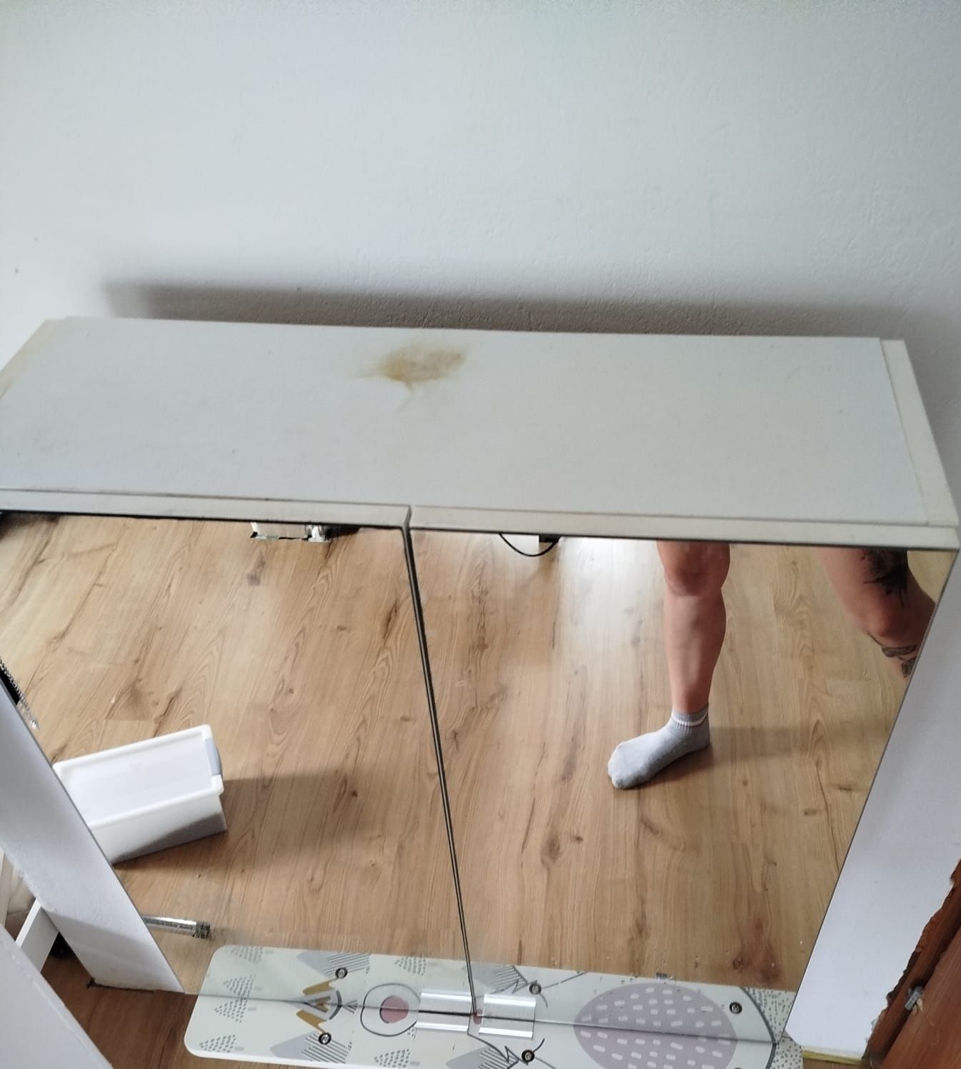 Szafka łazienkowa z lustrem