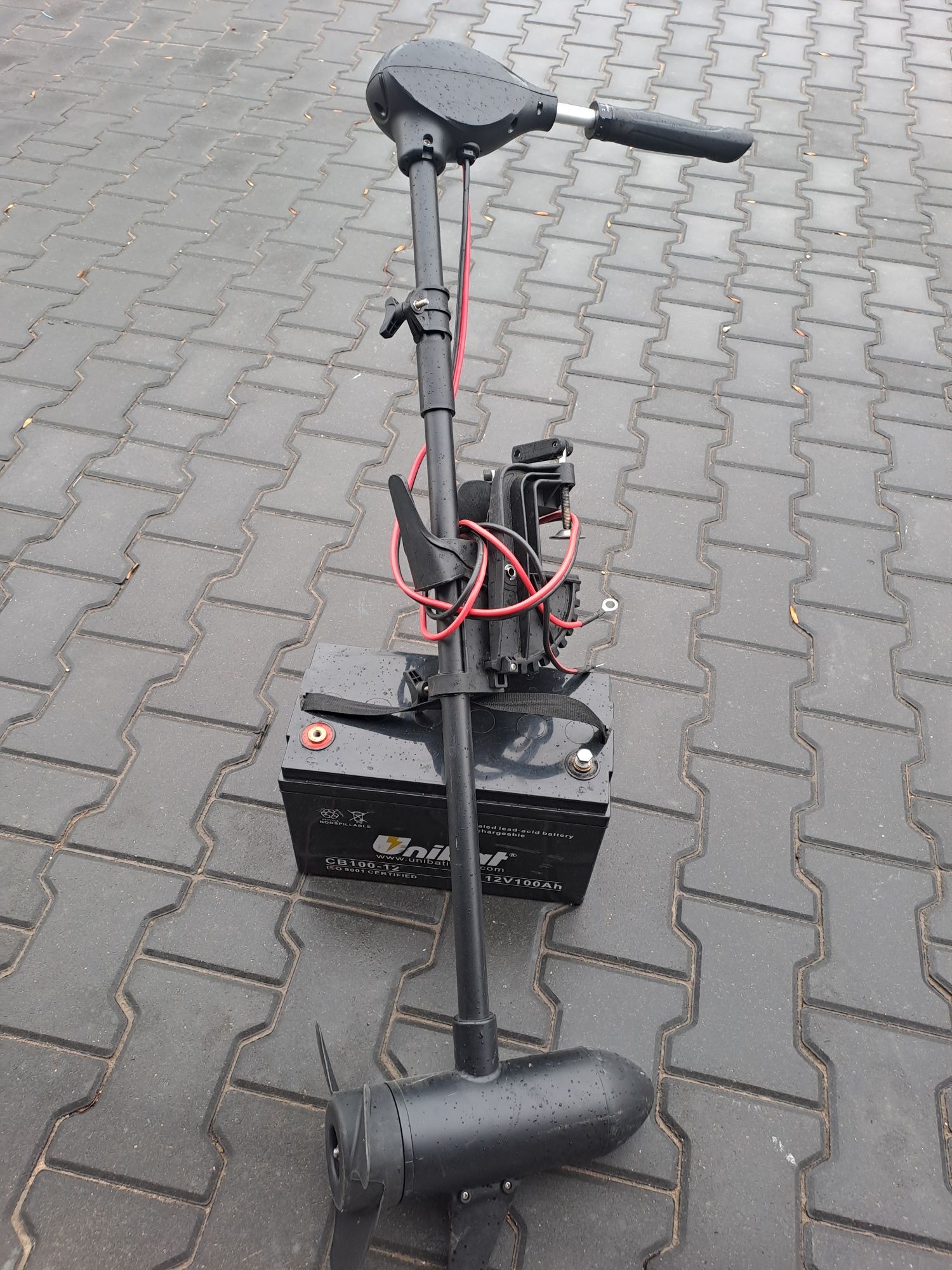 Silnik elektryczny do łódki z akumulatorem.