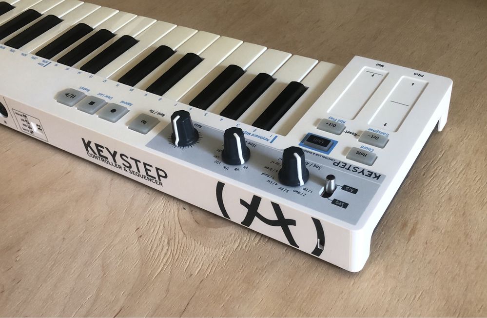 Продам midi-клавиатуру Arturia Keystep 32.
