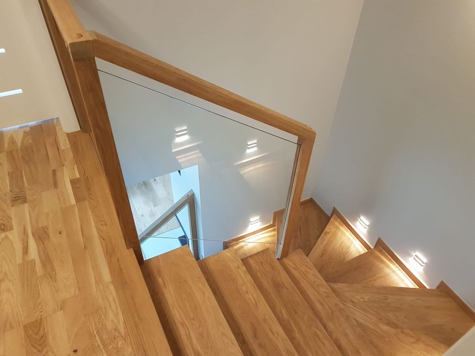 Stopnie dębowe z balustradą szklaną