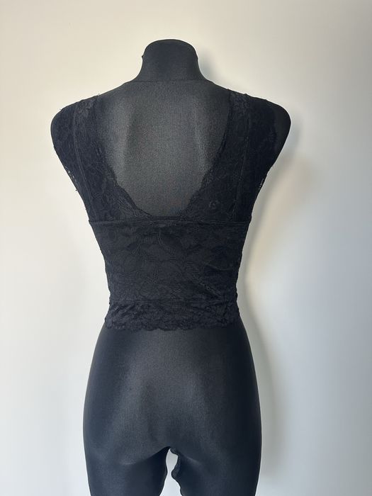 Czarny koronkowy crop top z dekoltem V rozm. S Amisu