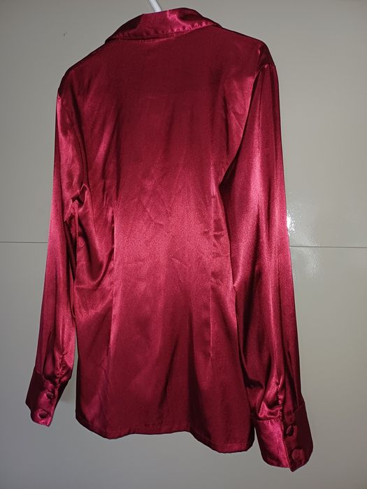 Blusa cor vinho, manga comprida, tipo cetim com elasticidade, cintada