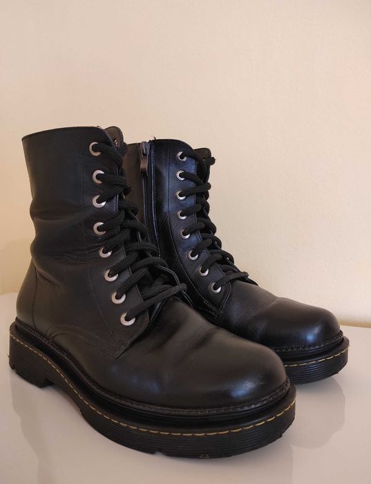 Сапожки зимові жіночі шкіряні теплі 36 розмір в ідеальному стані

Довж