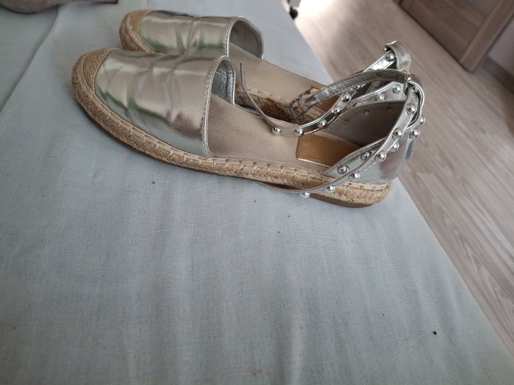 Srebrne buty ekspadyle na koturnie