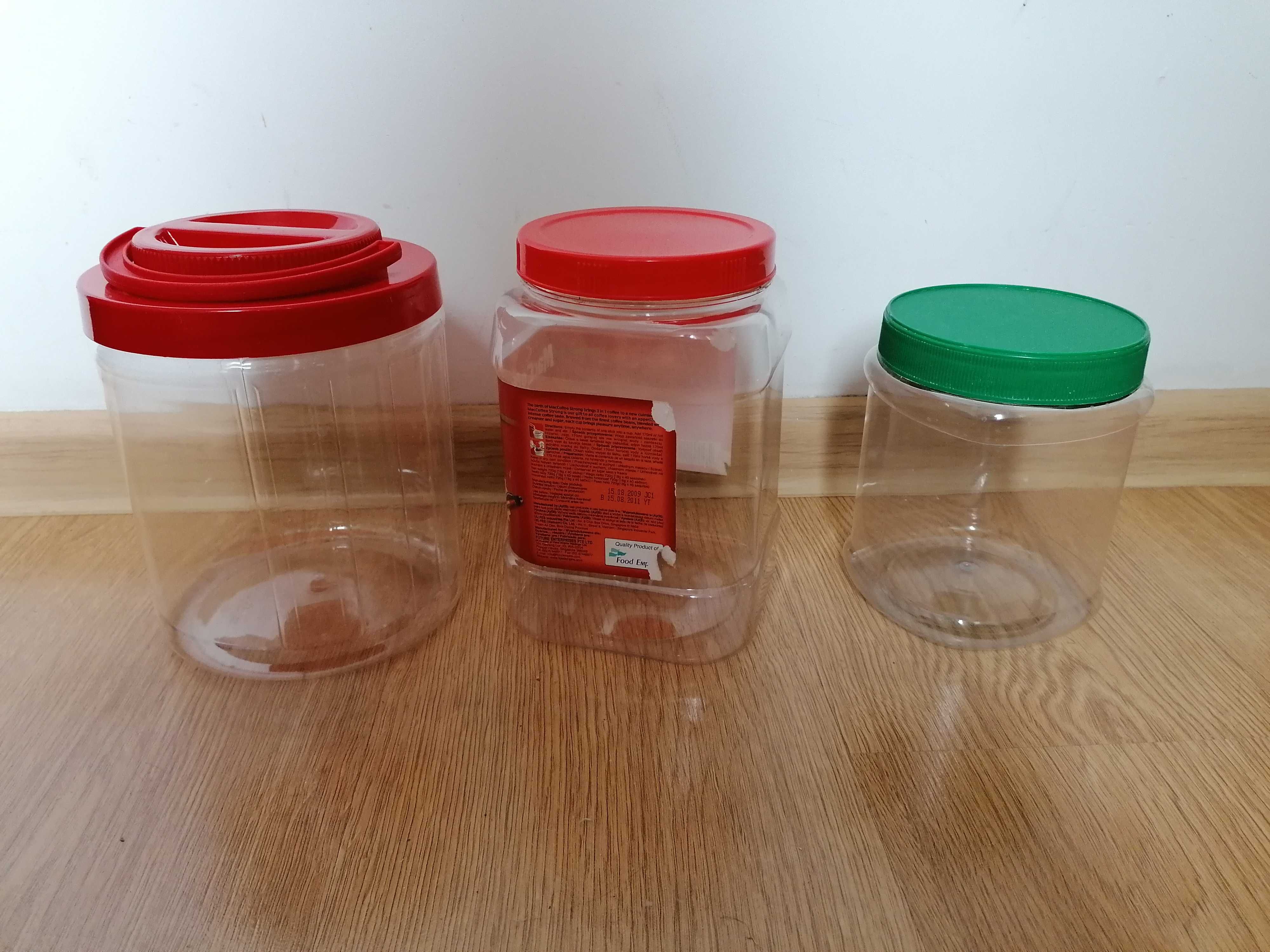 3 różne pojemniki plastikowe z pokrywkami (po kawach)